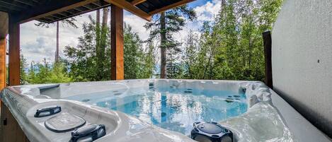Outdoor spa tub