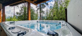 Cedar Wainstone: 3-bedroom mountain getaway with private hot tub