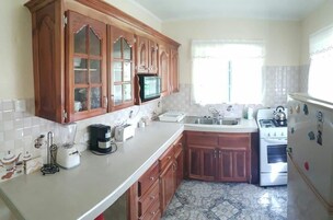 Refrigerador, microondas, placa de cocina, utensilios de cocina