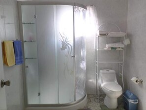 Vila família | Banheiro | Chuveiro, chuveiro com efeito de chuva, toalhas de banho, sabonete