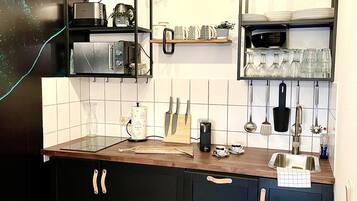 Réfrigérateur, micro-ondes, plaque de cuisson, lave-vaisselle