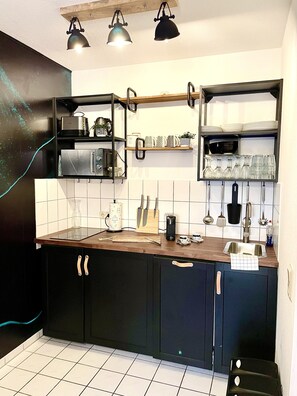 Réfrigérateur, micro-ondes, plaque de cuisson, lave-vaisselle