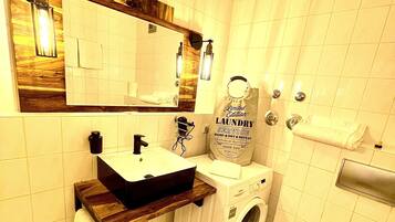 Een douche, een haardroger, handdoeken, zeep