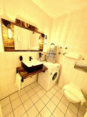 Douche, sèche-cheveux, serviettes fournies, savon