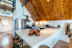 Jääkaappi, mikroaaltouuni, uuni, liesi