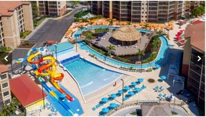 Una piscina al aire libre, una piscina climatizada