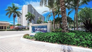 Unclassified image, 3 of 45, button - Ocean front direct access ,Ocean & PoolView 1bedrm, 2beds,1bath full kitchen,gym (Hollywood)