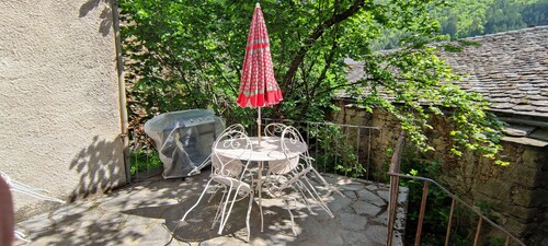 Large 200 m2 house with garden, terraces and courtyard. Florac Center.