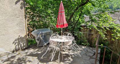 Large 200 m2 house with garden, terraces and courtyard. Florac Center.