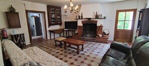 Smart TV, fireplace, DVD player, books - Large 200 m2 house with garden, terraces and courtyard. Florac Center. (Florac-Trois-Rivières)