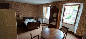 4 chambres, fer et planche à repasser, lit parapluie, Wi-Fi gratuit