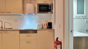 Réfrigérateur, micro-ondes, plaque de cuisson, cafetiÚre/bouilloire