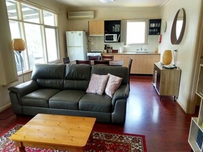 TV, Netflix, streaming services - Cockatoo Cabin in Halls Gap (Halls Gap)