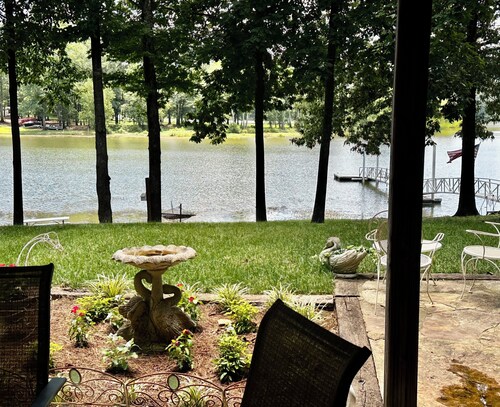 5 BR Retreat on Beautiful Smith Lake & Close to I-65