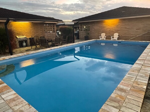Una piscina al aire libre