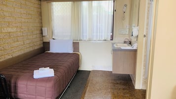 Family Triple Room | Desk, laptop workspace, iron/ironing board, WiFi (free)