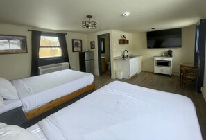 Quarto luxo, 2 camas Queen, para não fumantes, cozinha americana | Individualmente decorados, Wi-Fi de cortesia, roupa de cama