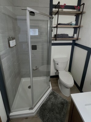Chambre Signature, 1 très grand lit et 1 canapé-lit, non-fumeur, vue sur la montagne | Salle de bain | Serviettes fournies, savon, shampooing, papier de toilette