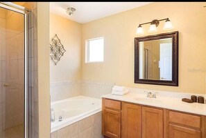 Baignoire, sèche-cheveux, bidet, serviettes fournies