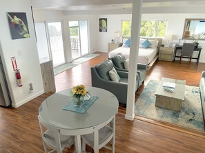 Escritorio, tabla de planchar con plancha, wifi gratis y ropa de cama 