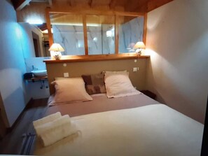 7 Schlafzimmer, Schreibtisch, Bügeleisen/Bügelbrett, Reisekinderbett