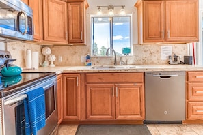 Fridge, microwave, oven, stovetop - Private Peaceful Beautiful House (Kailua-Kona)