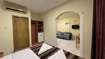 Comfort-studiosuite | Skrivebord, lydisolering, strygejern/strygebræt