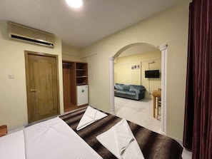 Comfort-Studiosuite | Schreibtisch, schallisolierte Zimmer, Bügeleisen/Bügelbrett