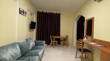 Comfort Studio Suite | Living area | 32-inch LED TV with satellite channels, TV