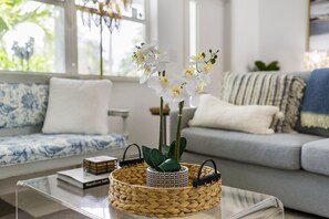 Smart TV, Netflix, Hulu, books - Elegant 3BR Getaway w/ Pool, Near WPB Hotspots (West Palm Beach)