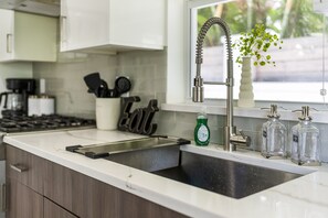 Fridge, microwave, oven, stovetop - Elegant 3BR Getaway w/ Pool, Near WPB Hotspots (West Palm Beach)