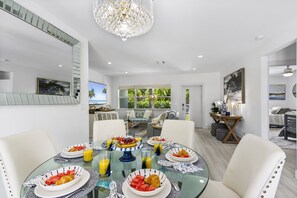 Dining - Elegant 3BR home with pool near downtown (West Palm Beach)