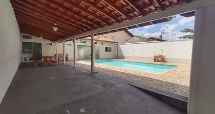 Piscina e Churrasqueira