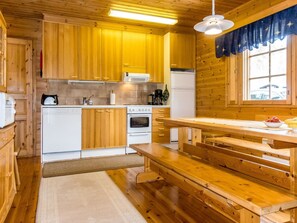 Fridge, microwave, dishwasher, cookware/dishes/utensils - Levilla by Interhome (Kittilä)