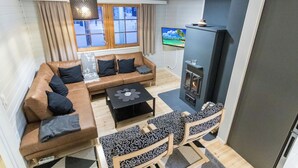Una sala de estar acogedora con un sofá, una mesa de centro y una chimenea.