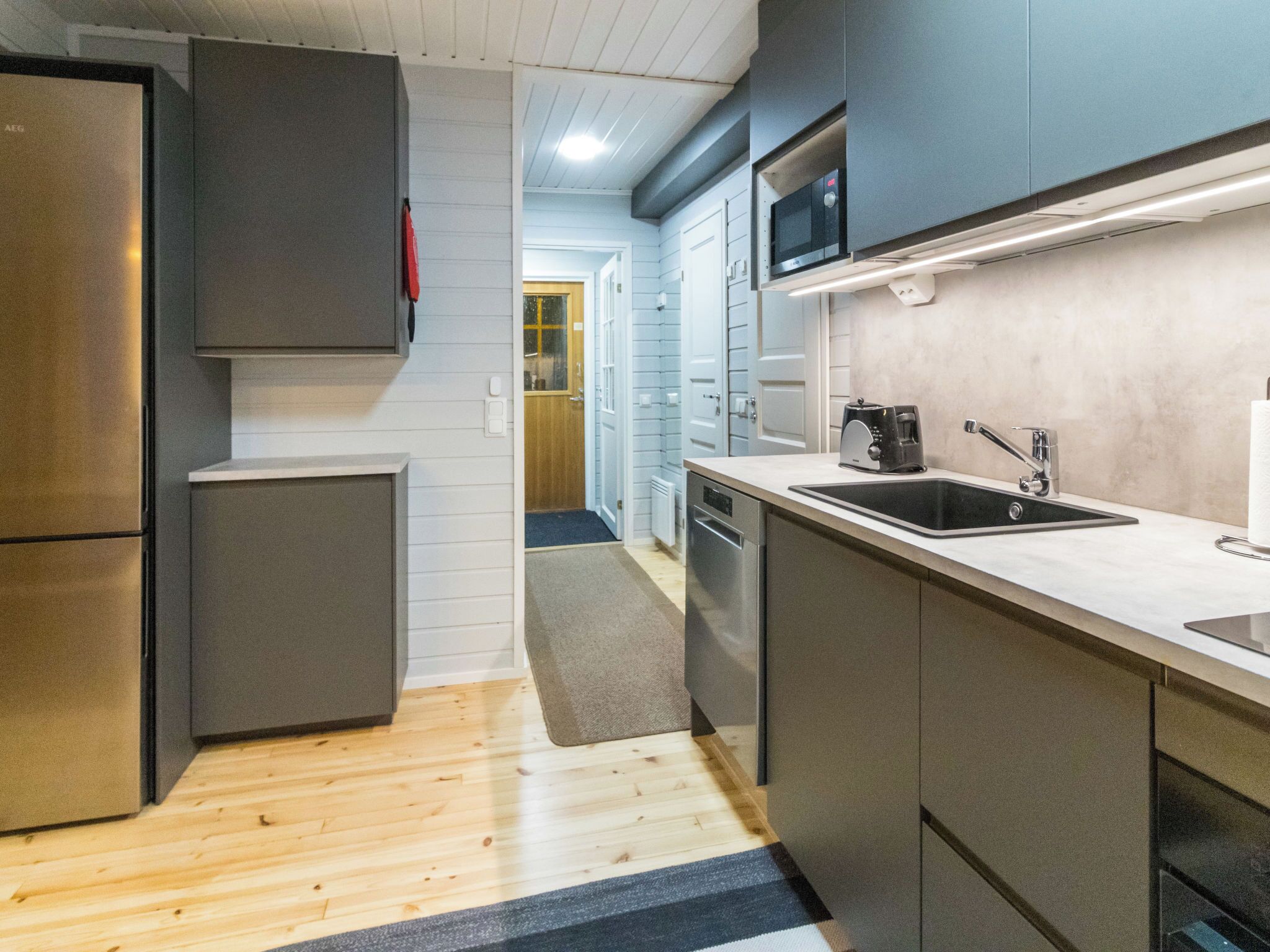 Frigorífico, microondas, lavavajillas y utensilios de cocina