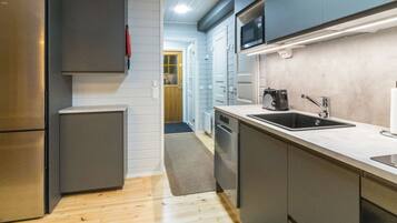 Frigorífico, microondas, lavavajillas y utensilios de cocina