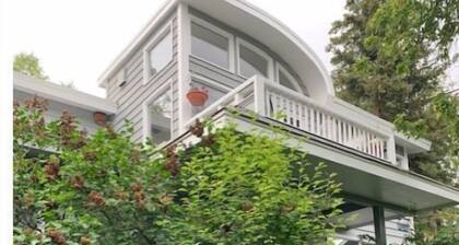 Historic Downtown 2BR large Apt near Ocean