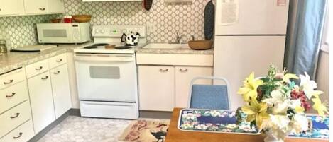 Fridge, oven, stovetop, coffee/tea maker