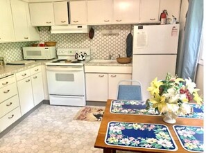 Fridge, oven, stovetop, coffee/tea maker