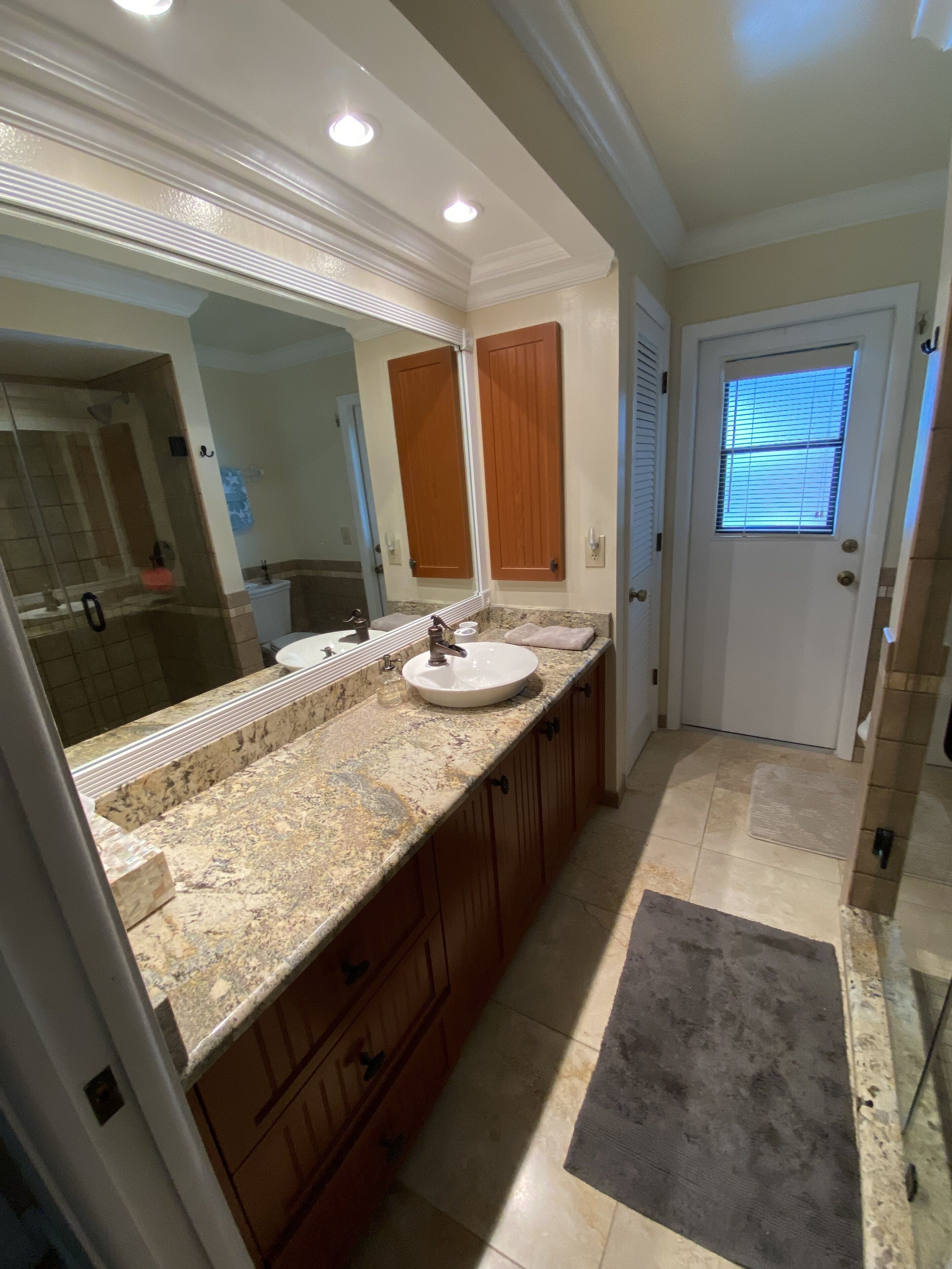 Une salle de bain avec un double lavabo, un grand miroir et un espace douche.