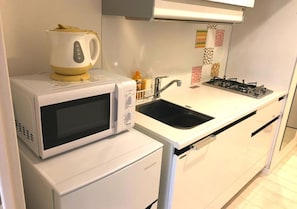 冷蔵庫、電子レンジ、調理器具と食器
