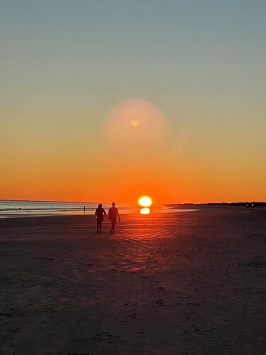 Well-Maintained, fenced, Pet-Friendly West End Beach House –  Coastal Retreat!