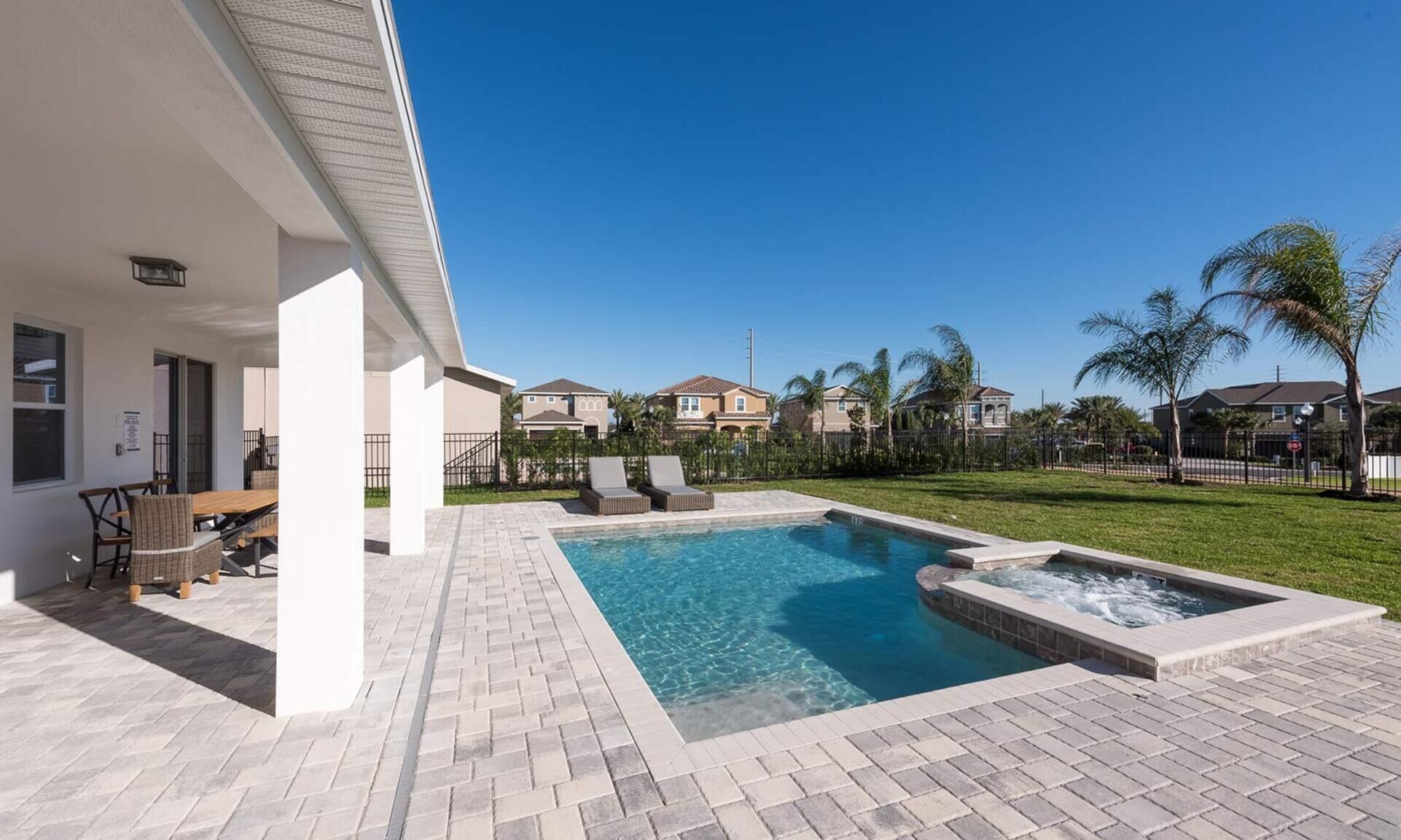 Een verwarmd zwembad