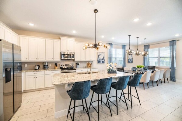 冷蔵庫、電子レンジ、オーブン、コンロ