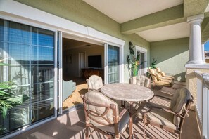 Outdoor dining - 5 Star Condo on Orlando’s most Exclusive Reunion Resort and Spa, Orlando Condo 5461 (Kissimmee)