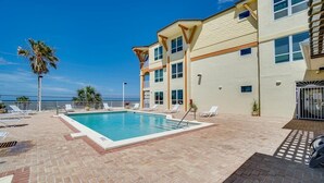 Outdoor pool - 2bed/bath condo steps from the Beach. Sleeps 6-8 (Mexico Beach)