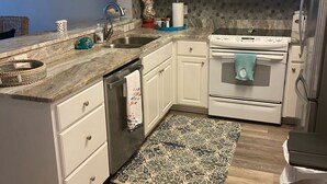 Coffee/tea maker, microwave, oven, stovetop - 2bed/bath condo steps from the Beach. Sleeps 6-8 (Mexico Beach)