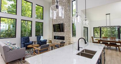 Expansive, Modern Home + Great for Groups and families!