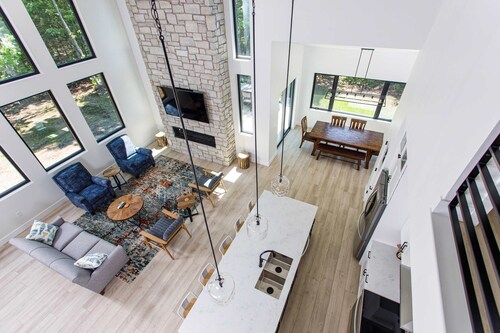 Expansive Modern Loft House Sleeps 12